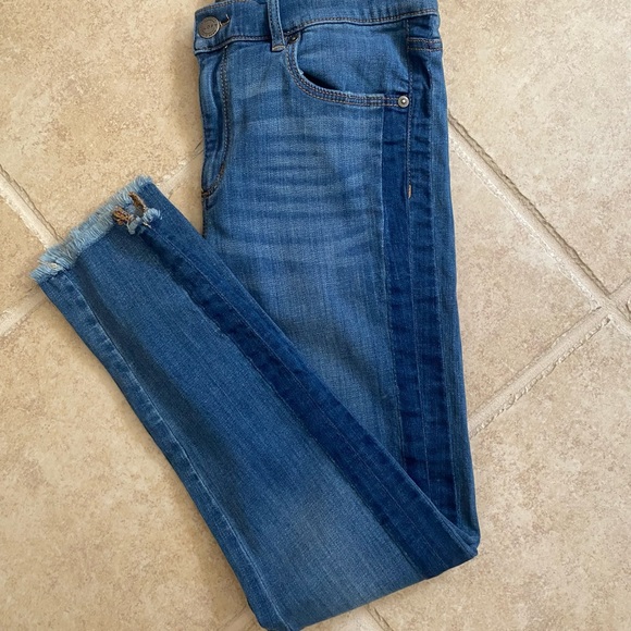 LOFT modern skinny fit denim. Stripe detail on sides of the legs.Size 8 - Picture 2 of 5